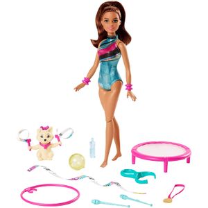 Barbie Dreamhouse Adventures Teresa Spin 'n Twirl Gymnast Muñeca de 11.5" morena en leotardo con trampolín y accesorios de gimnasia, regalo para niños