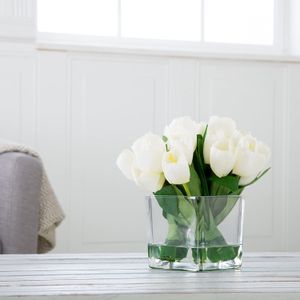 Pure Jardín Tulip arreglo floral con – Jarrón de vidrio crema