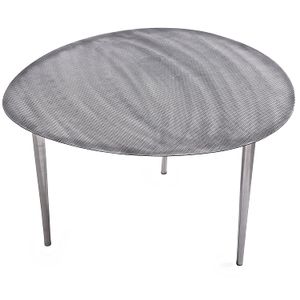 Tabla de huevo Silvertone Plata con textura parte superior y patas color plateado pulido.