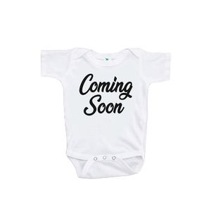 7 Ate 9 Apparel el Anuncio de embarazo Onepiece – Próximamente