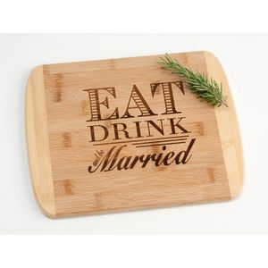 Eat Drink and Be Married grabado madera tabla de cortar aniversario de boda regalo de compromiso en dos tonos de bambú