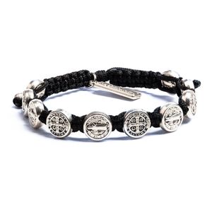 Pulsera tejida a mano con dijes de metal Benedictinos.
