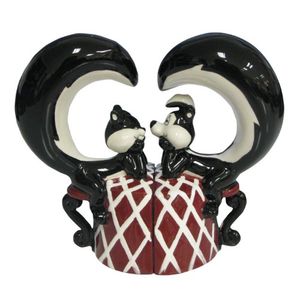 Westland Giftware Looney Tunes Pepe Le Pew magnético y Penélope en el amor Salero y pimentero Set, 4-Inch