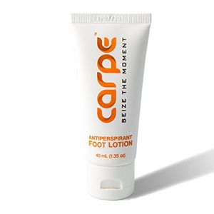 Loción para pies antitranspirante Carpe, una solución recomendada por el dermatólogo para detener los pies sudorosos y malolientes, ayuda a prevenir l