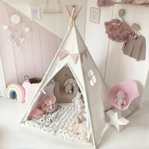 Tienda tipi de lona blanca para juegos infantiles con alfombrilla de algodón para el piso. Tienda tipi para juegos infantiles, diversión al aire e int