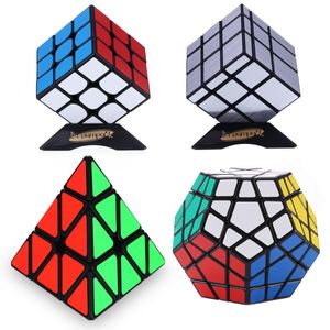 Paquete de 4 cubetas mágicas de Dreampark. Incluye una cubeta de velocidad 3x3, un rompecabezas de velocidad en forma de pirámide, una cubeta Megaminx