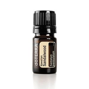 El aceite esencial doterra hawaiano de sándalo promueve una piel suave y saludable mejora el estado de ánimo y las propiedades edificantes para la med